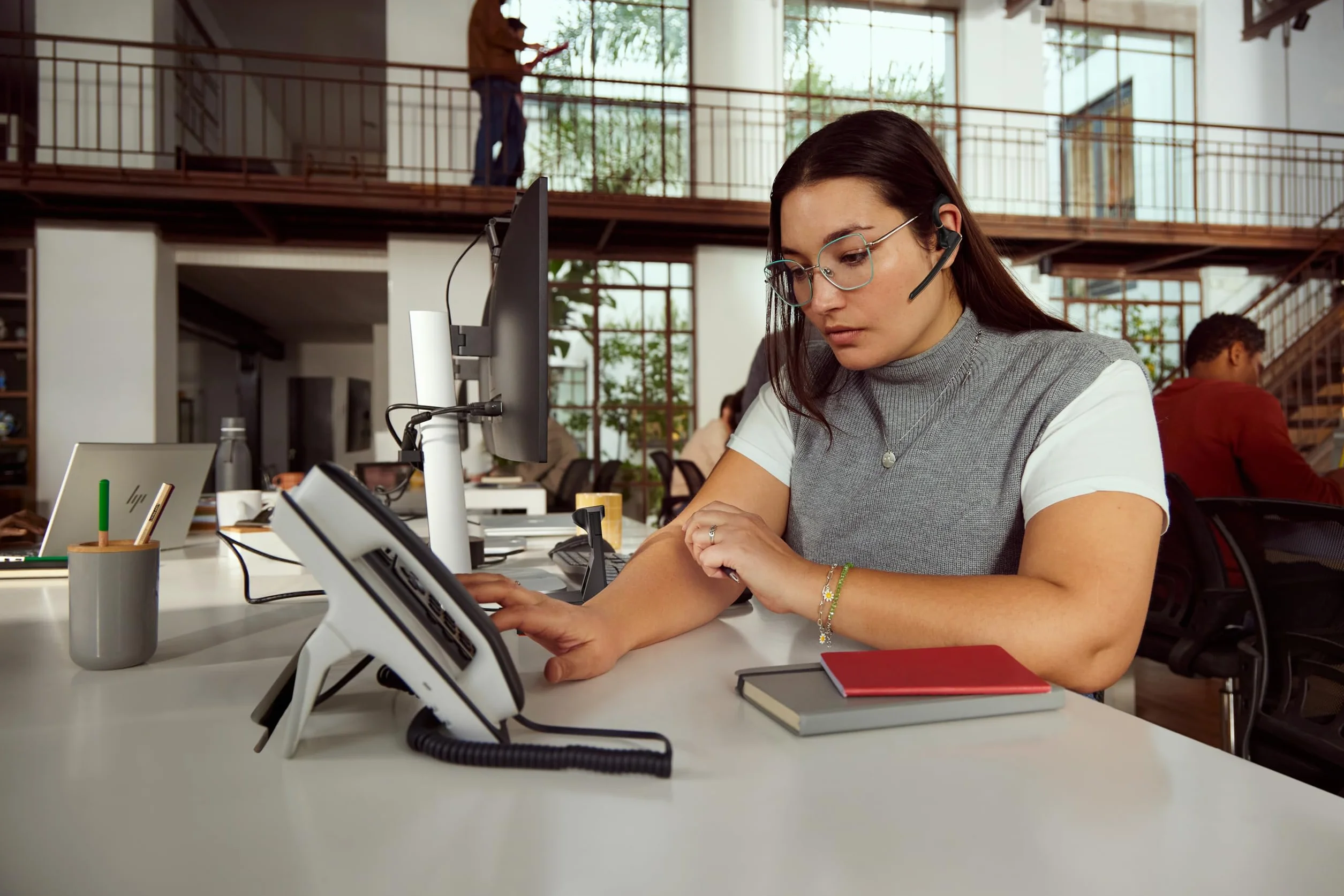 Poly Voyager Legend 50 Headset AV4N9AA con microfoni a cancellazione del rumore, tecnologia WindSmart e design ergonomico