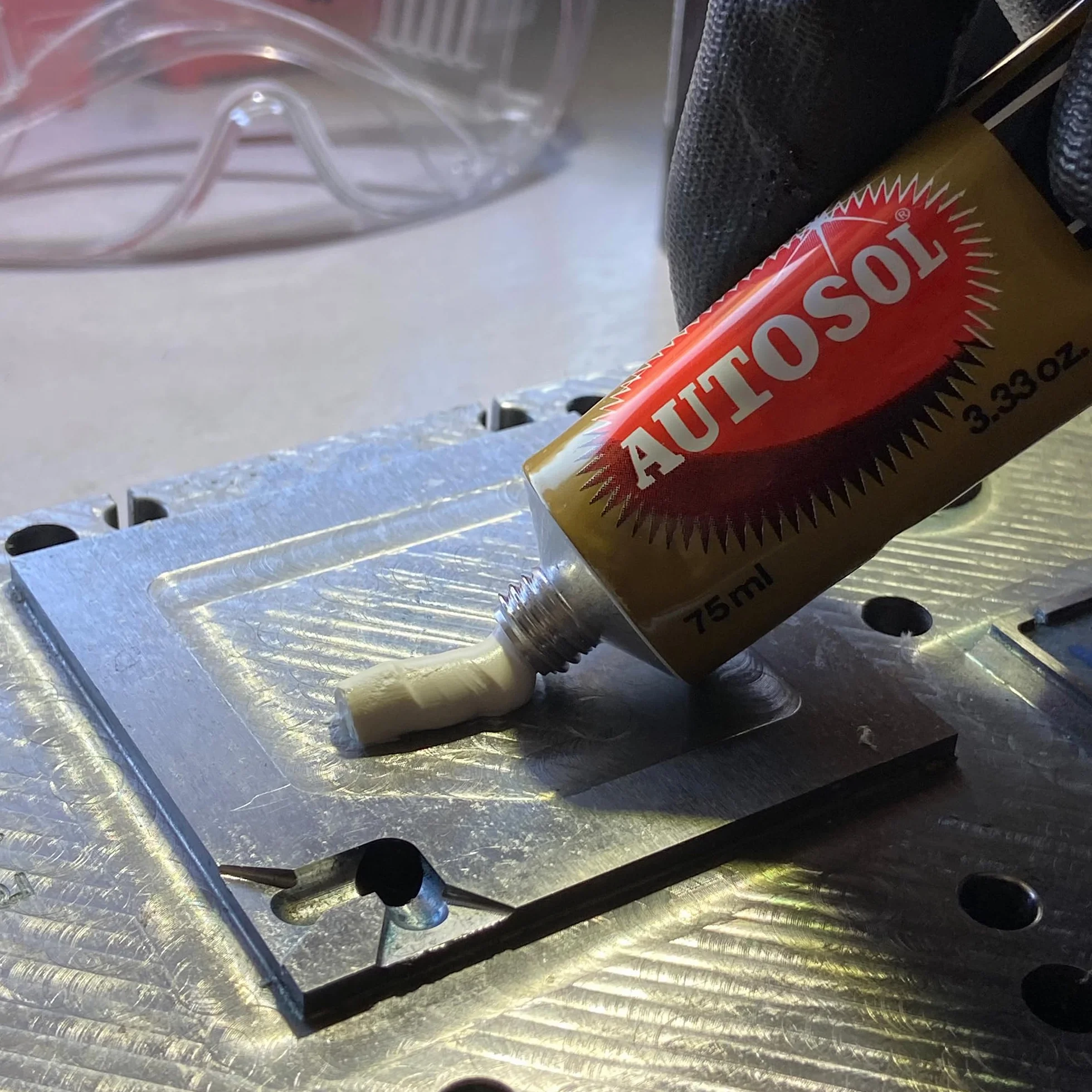 Set di lucidatura (6 pezzi): 3 tubi per polacco in metallo da 75 ml, 150 x 230 mm tampone abrasivo in pile - Molto fine, spazzola per panno da 130 mm, pergolato da 6 mm per spazzole in stoffa