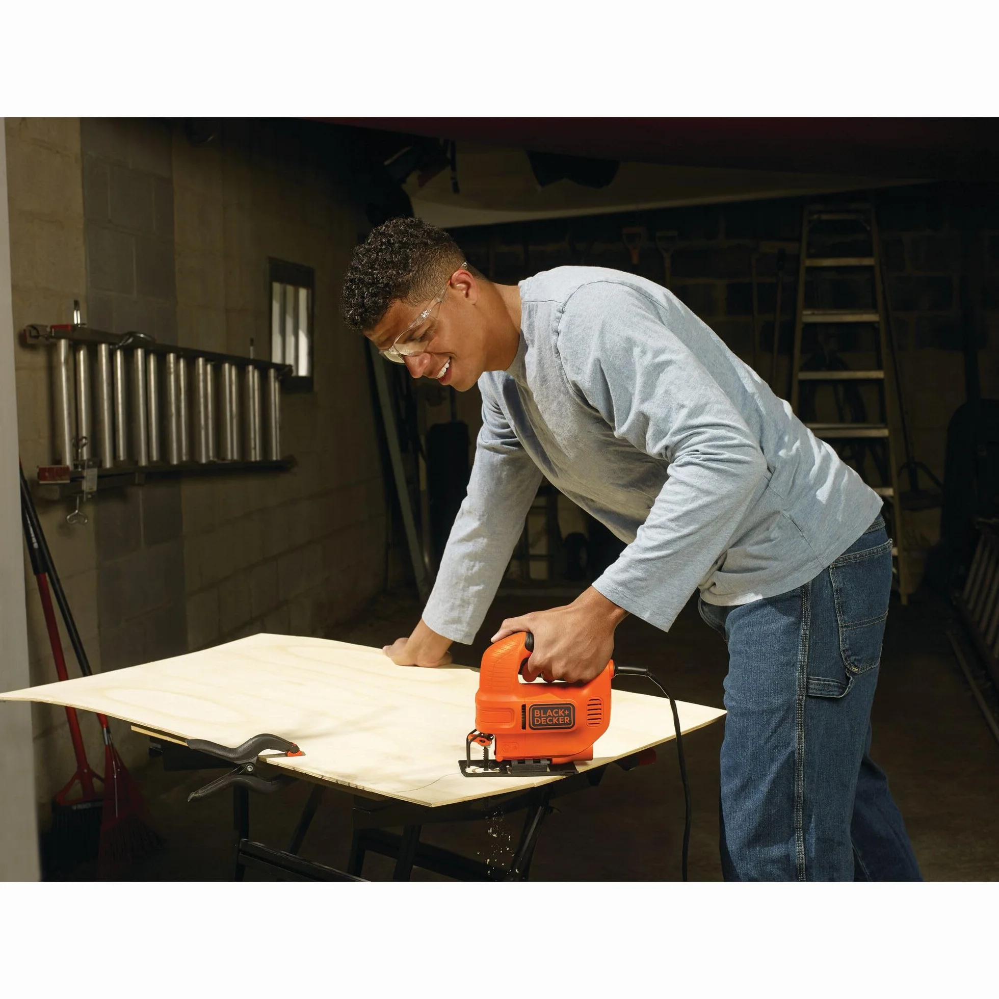 BLACK+DECKER Seghetto alternativo 400W. Sistema di inclinazione per tagli a 45°. 230 V. KS501-QS