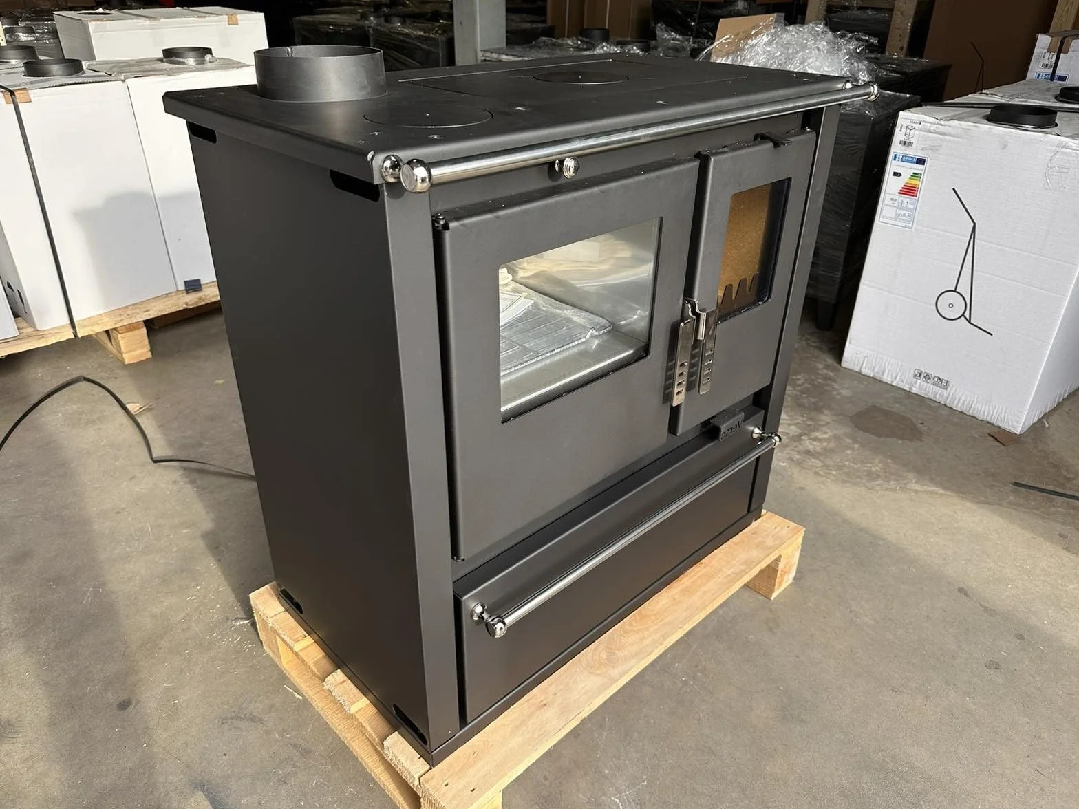 ЕЕЕК А+ Stufa a legna Verso Cs Plus Inox sinistra con 7,7 kW di potenza, ampio vano cottura e design robusto in acciaio inox [