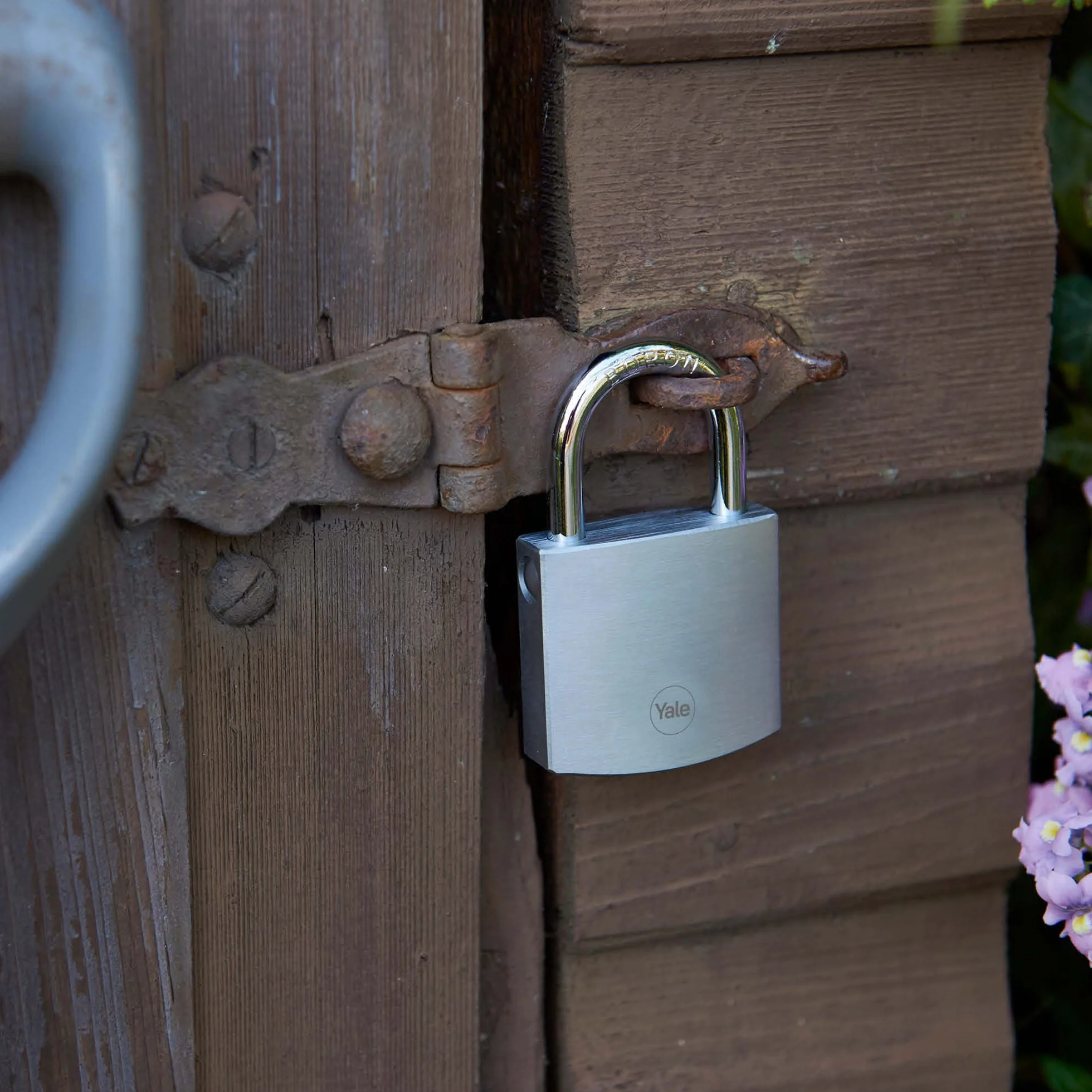 Yale Y120DB/60/135/1 - Lucchetto Alta Sicurezza in Ottone Cromato 60 mm, Arco in Boro, Doppia Chiusura, Resistente per Esterno, Testato EN12320, per Garage e Cancello
