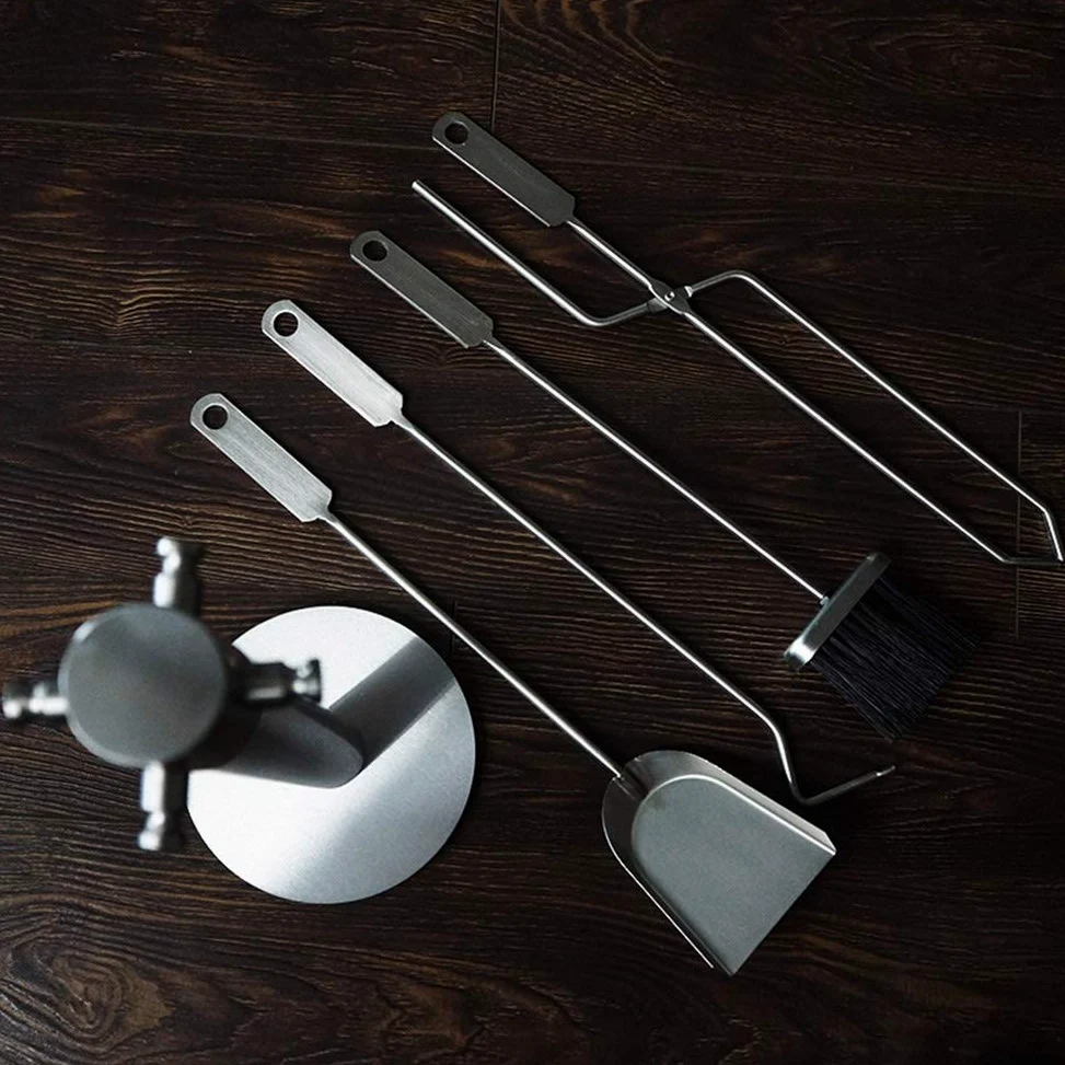 Set di 5 attrezzi da camino in acciaio inox con moderno supporto antiruggine resistente, include pala, spazzola, attizzatoio e pinze