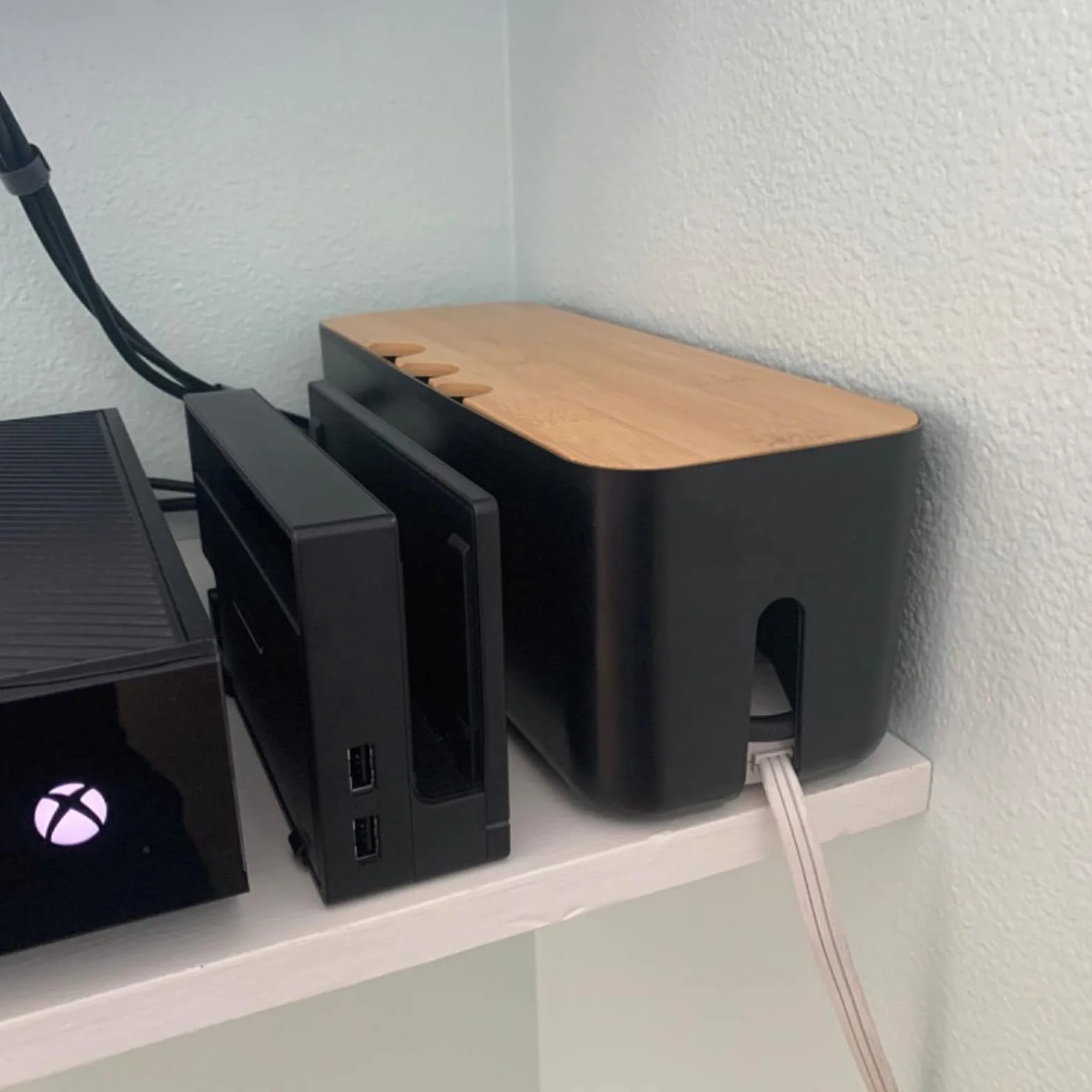 SENENQU Scatola Porta Cavi Nera Effetto Legno, Nascondi Cavi per Ciabatte e Prese, Organizer con Coperchio e Aperture Laterali