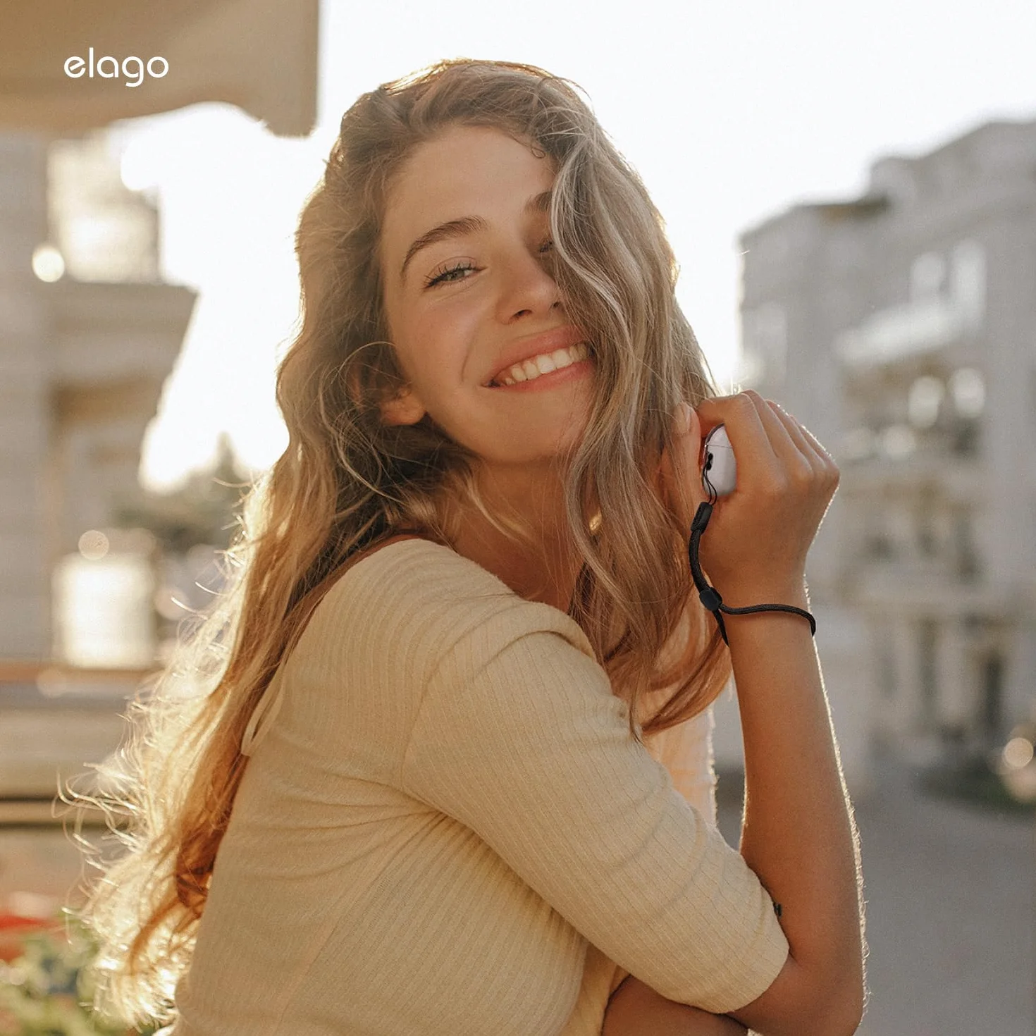 elago Custodia Trasparente per AirPods Pro 3, con Cinturino Portatile, Compatibile con Ricarica Wireless, Trasparenza Duratura, Antiurto, LED Frontale Visibile, Adattamento Perfetto (Trasparente)