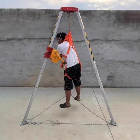 Generico Treppiede per Soccorso in spazi confinati per impieghi gravosi - Attrezzatura antincendio e anticaduta, Attrezzatura di Sollevamento e Soccorso Resistente per situazioni di Emergenza, Kit di