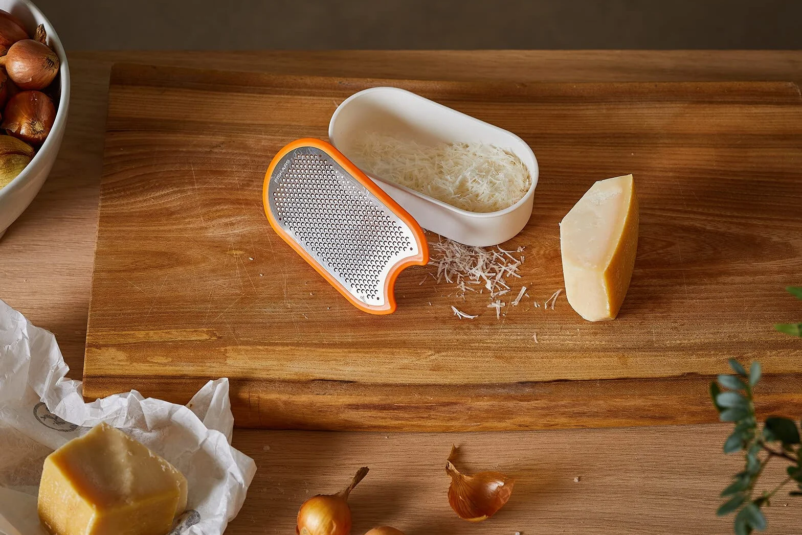Fiskars Grattugia con contenitore, 16,8 x 9,0 cm, Metallo/Plastica, Functional Form