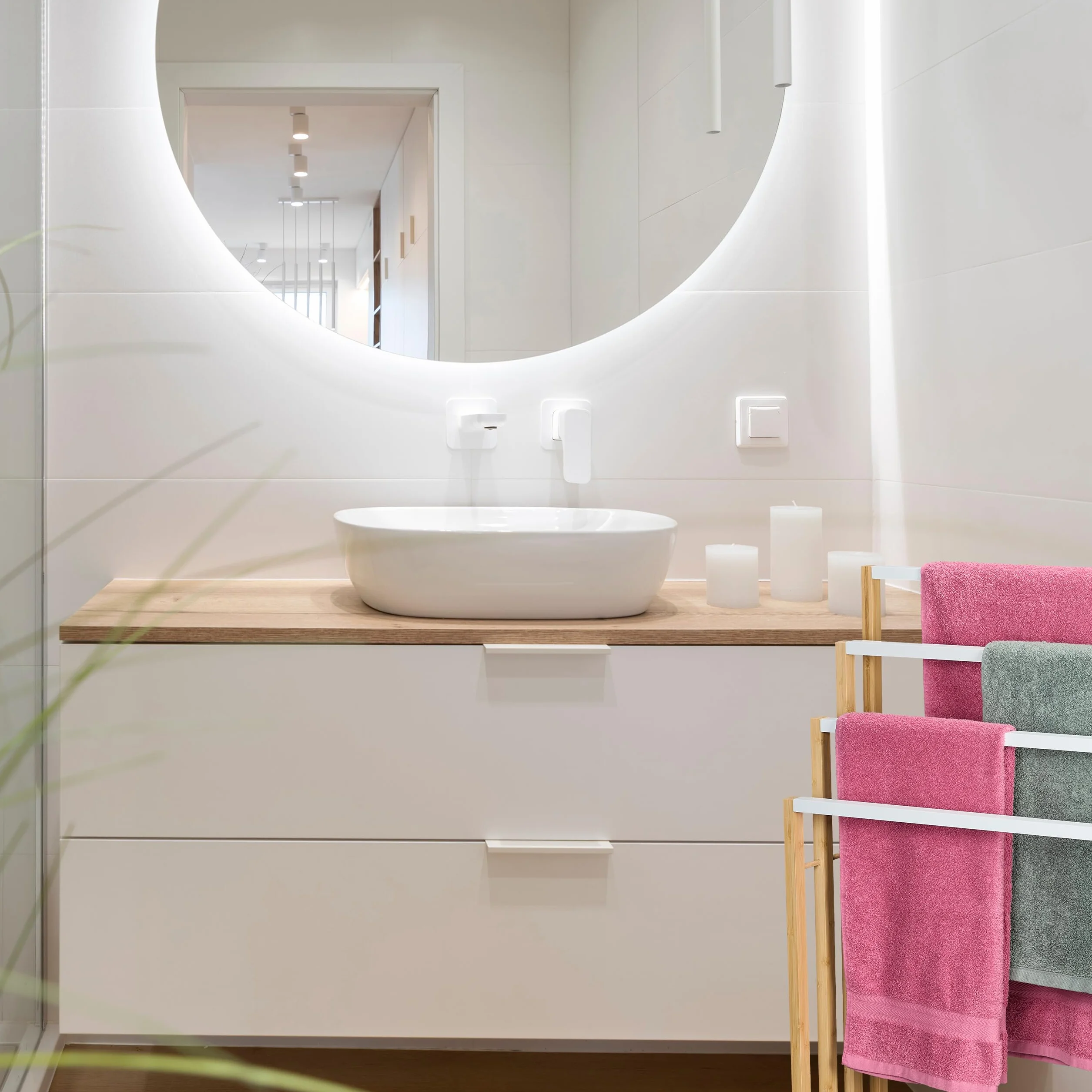 Relaxdays Piantana Portasciugamani in bambù da Bagno, 4 Bracci Appendi Asciugamani, HLP: 82x55x31 cm, Bianco Naturale