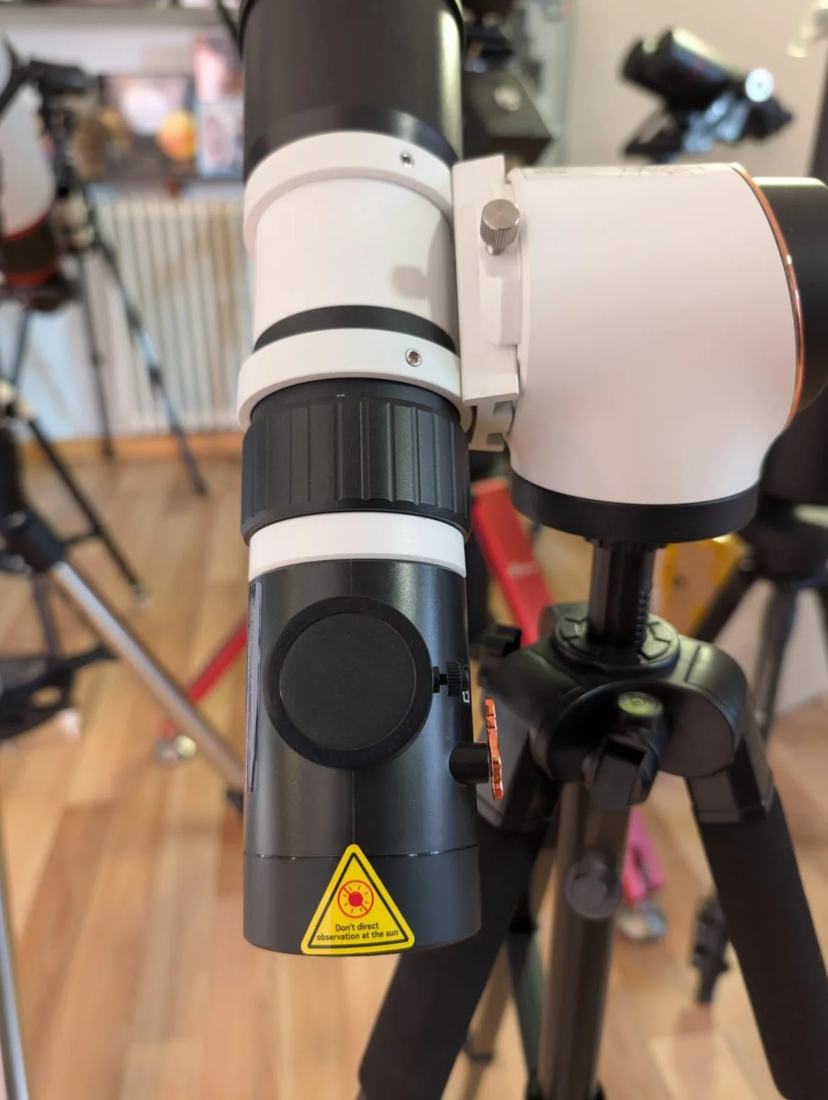 EduSnap Astro53ED. Telescopio intelligente compatto con ottica apocromatica ED da 53 mm, sistema automatico di ricerca e visione elettronica assistita.