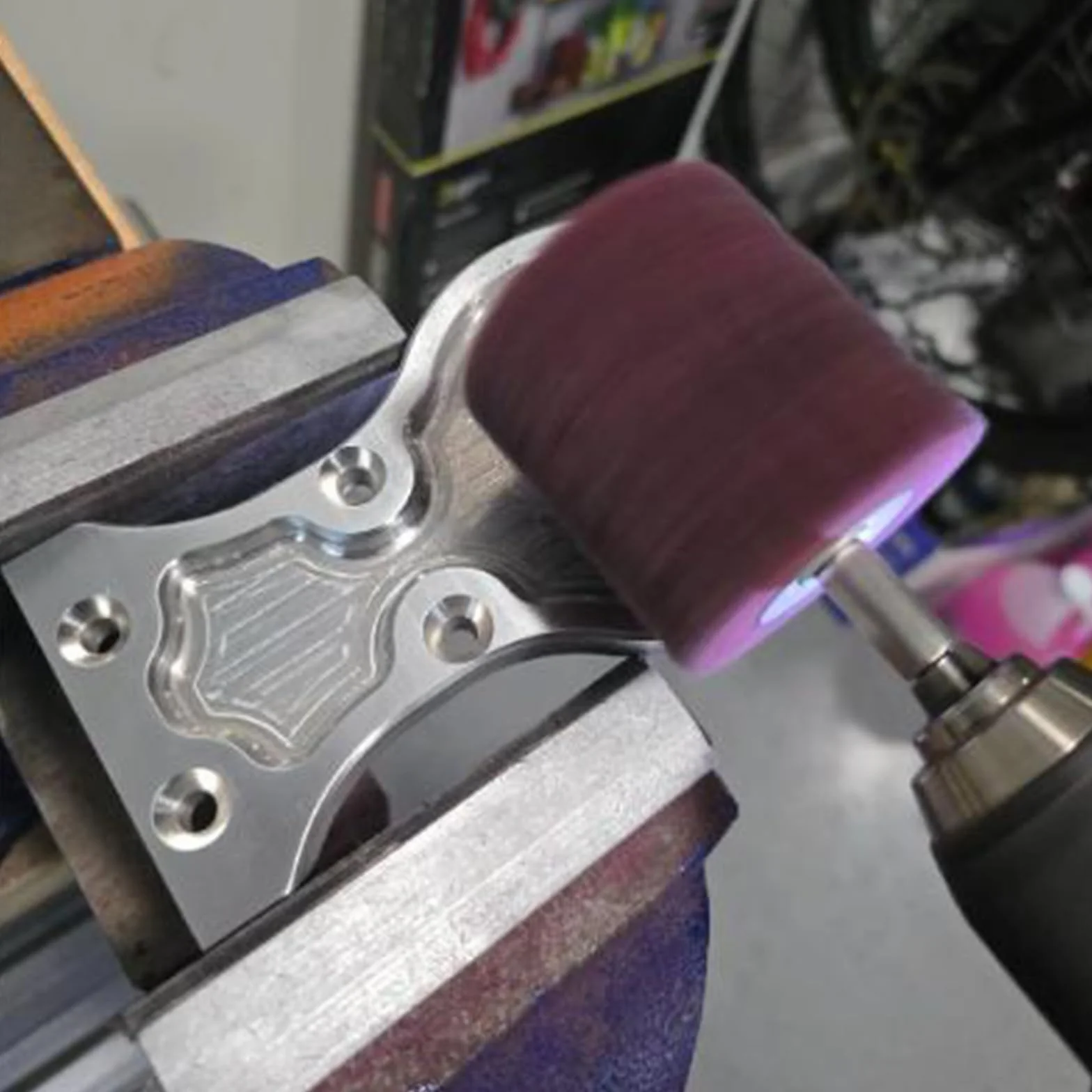 Testina di lucidatura a forma di tampone abrasivo, 7 pezzi rossi non tessuti per trapano abrasivo con manico 1/4 per collettori,alluminio,acciaio inossidabile,cromo