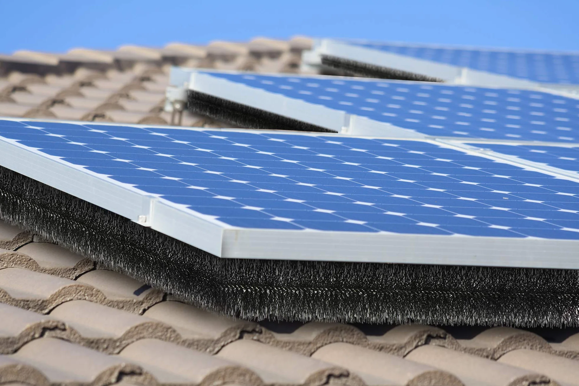 Spazzole per Grondaia e Pannelli Solari Ø15 cm, 12m (12x100 cm) | Protezione da Foglie e Martore | Resistente ai Raggi UV | Facili da Installare