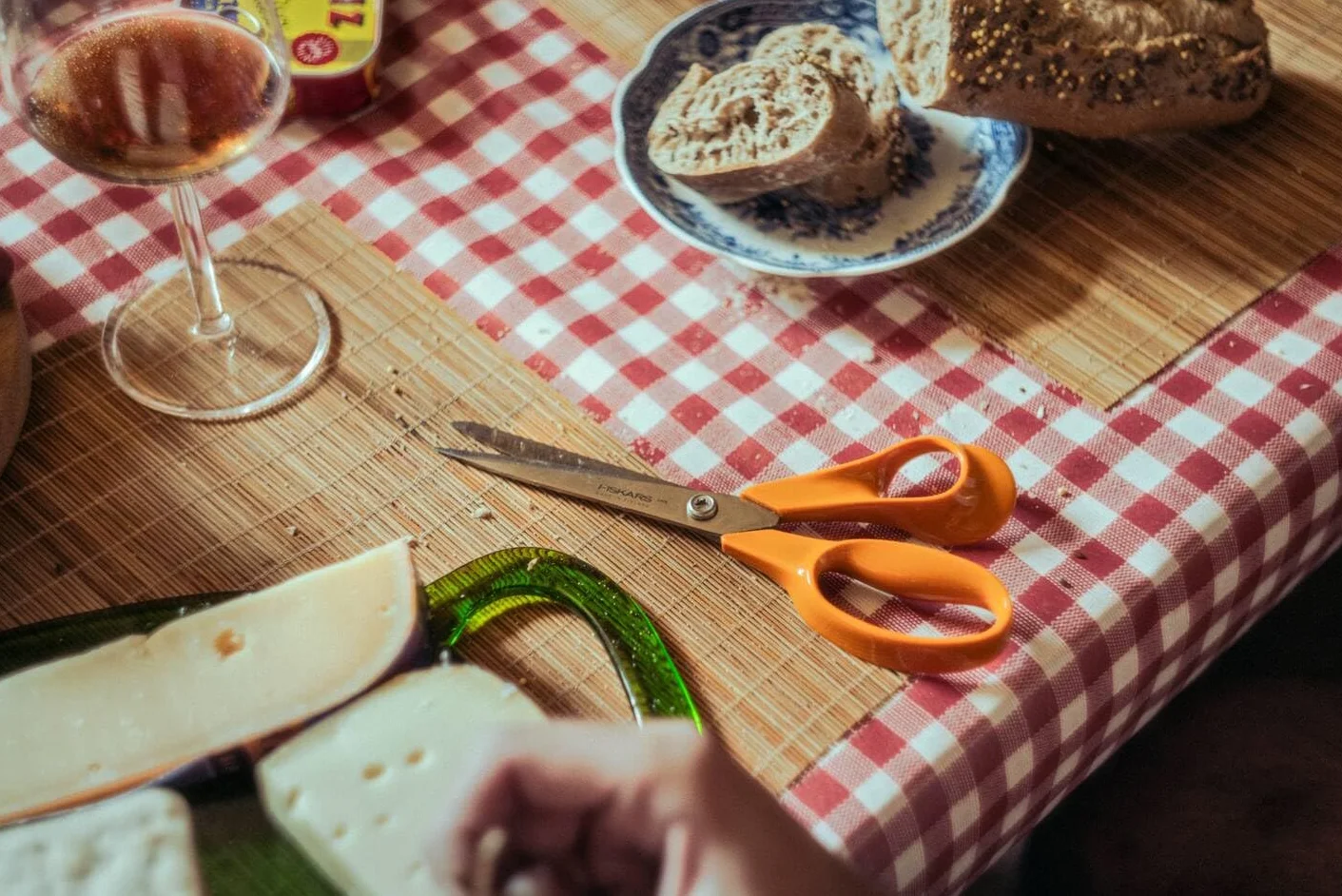 Fiskars Classic, Forbici da Cucina Universali, Per Destrimani, Lunghezza Totale: 21 cm, Vite Torx, Impugnatura Ergonomica, Imballaggio Sostenibile, Acciaio/Plastica di Qualità, Arancione, 1075031