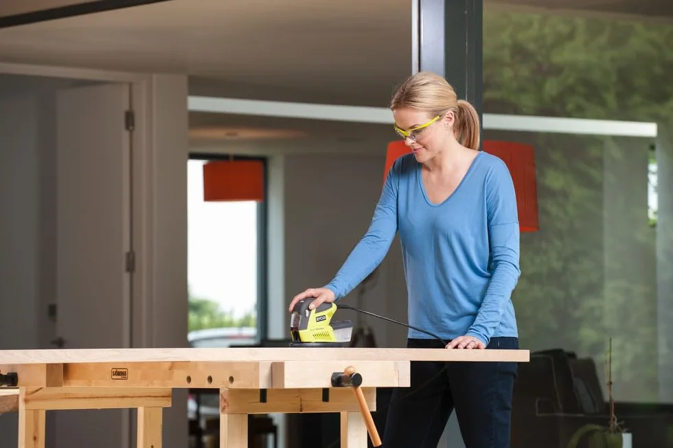 Ryobi Levigatrice Multifunzione a Filo 180W, Platorelli Intercambiabili Delta e Orbitale, 12.000 oscill./min, 30 Accessori
