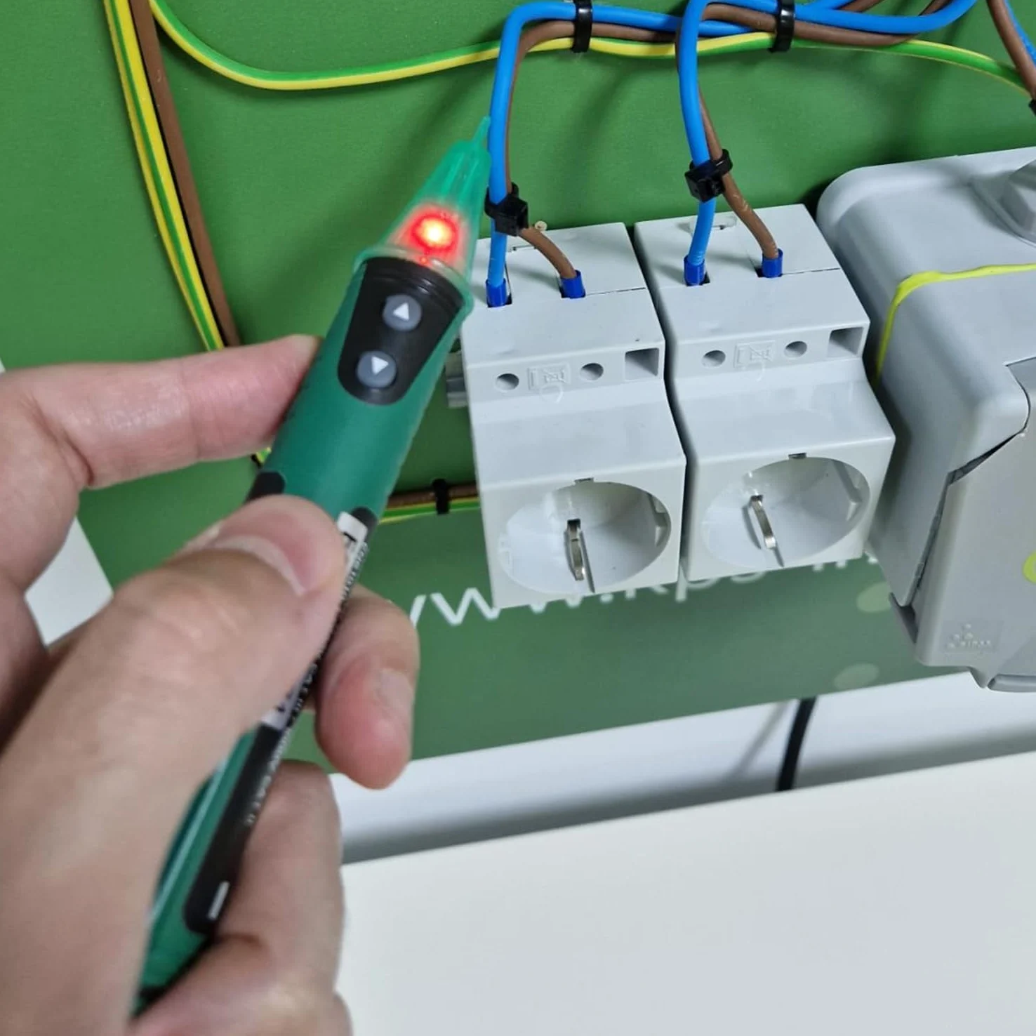 KPS-DT120 Rilevatore di Tensione tipo penna Senza Contatto 12V - 1000V con regolazione della sensibilità NCV e indicatore LED e acustico