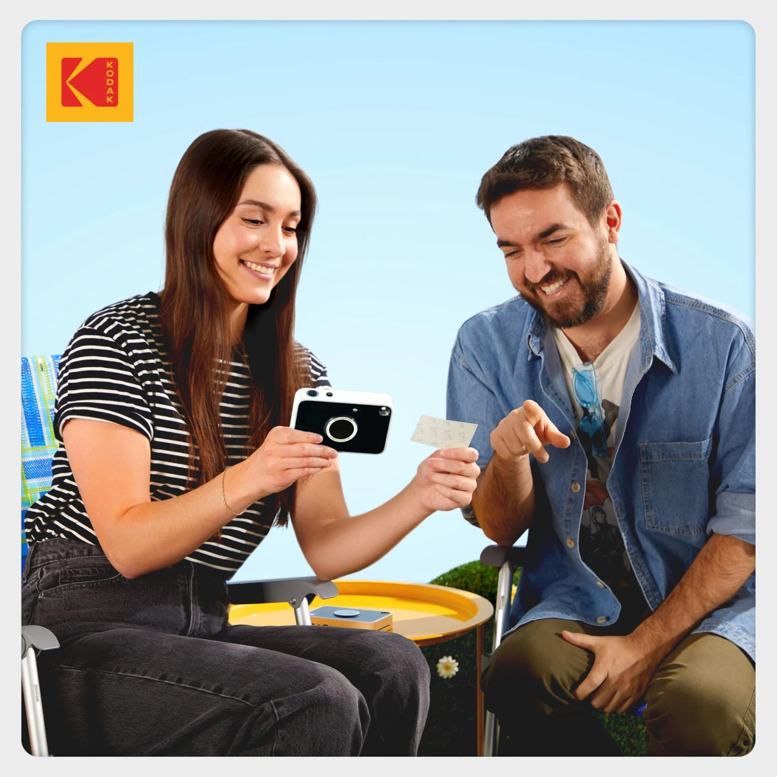 KODAK Printomatic+ Fotocamera Istantanea 10MP Kit Iniziale con Custodia, RGB LED e Carta Adesiva Zink 20pz – Nero