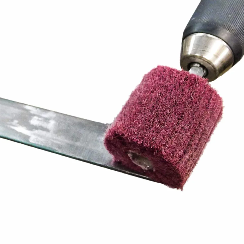 Testina di lucidatura a forma di tampone abrasivo, 7 pezzi rossi non tessuti per trapano abrasivo con manico 1/4 per collettori,alluminio,acciaio inossidabile,cromo