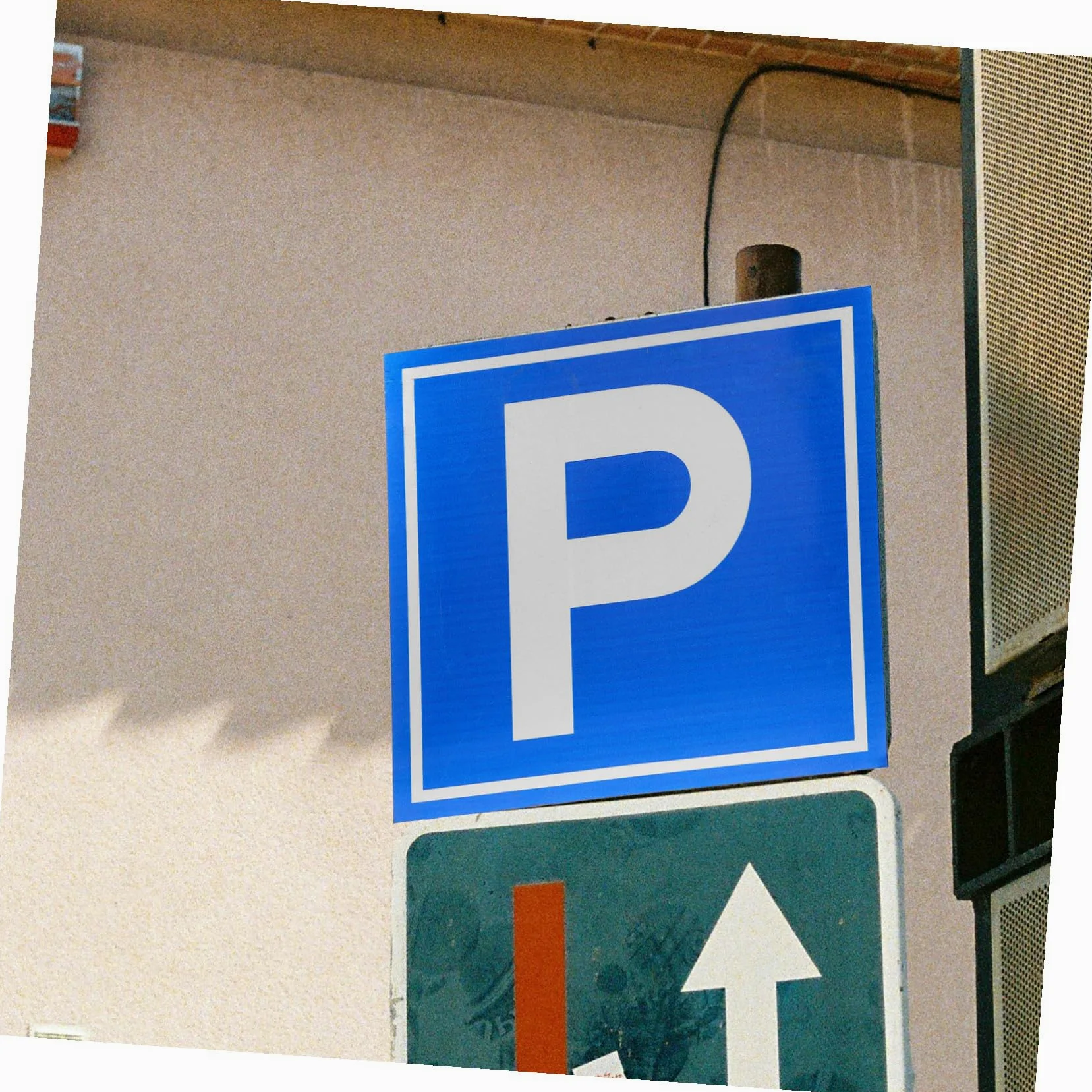 Amosfun Cartello Parcheggio Segnale di Sicurezza Simbolo P in Lega di Alluminio per Parcheggi, Visibilità Chiara e Segnaletica Funzionale per Luoghi Vari