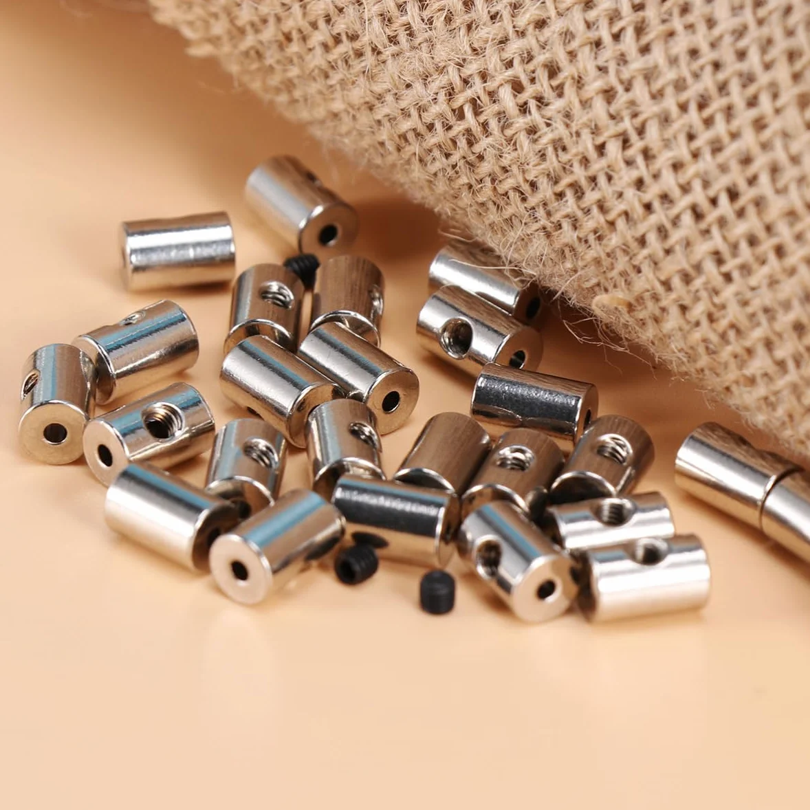 Set 50 Pezzi Pin Backs in Metallo Argento Meccanismo di Bloccaggio per Vest e Distintivi