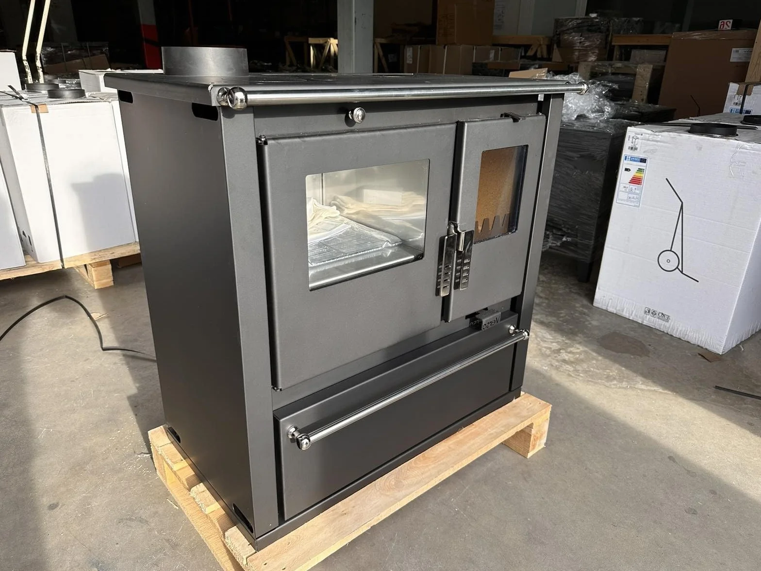 ЕЕЕК А+ Stufa a legna Verso Cs Plus Inox sinistra con 7,7 kW di potenza, ampio vano cottura e design robusto in acciaio inox [