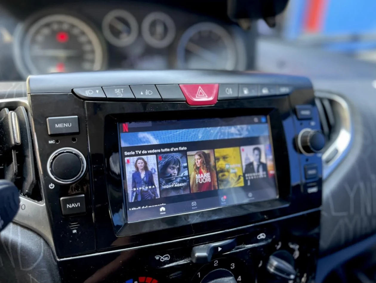 Autoradio Custom Fit per Lancia Ypsilon 2011–2020 con CarPlay e Android Auto | Schermo Touch HD 2DIN | GPS Navigatore | Bluetooth | USB | Retrofit Plug & Play | Compatibile con comandi al volante