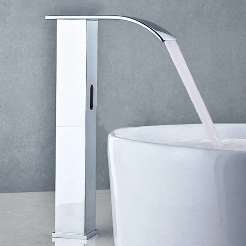 Rubinetto Lavabo Bagno con Sensore a Infrarossi Touchless Flusso a Cascata in Ottone Anticorrosione