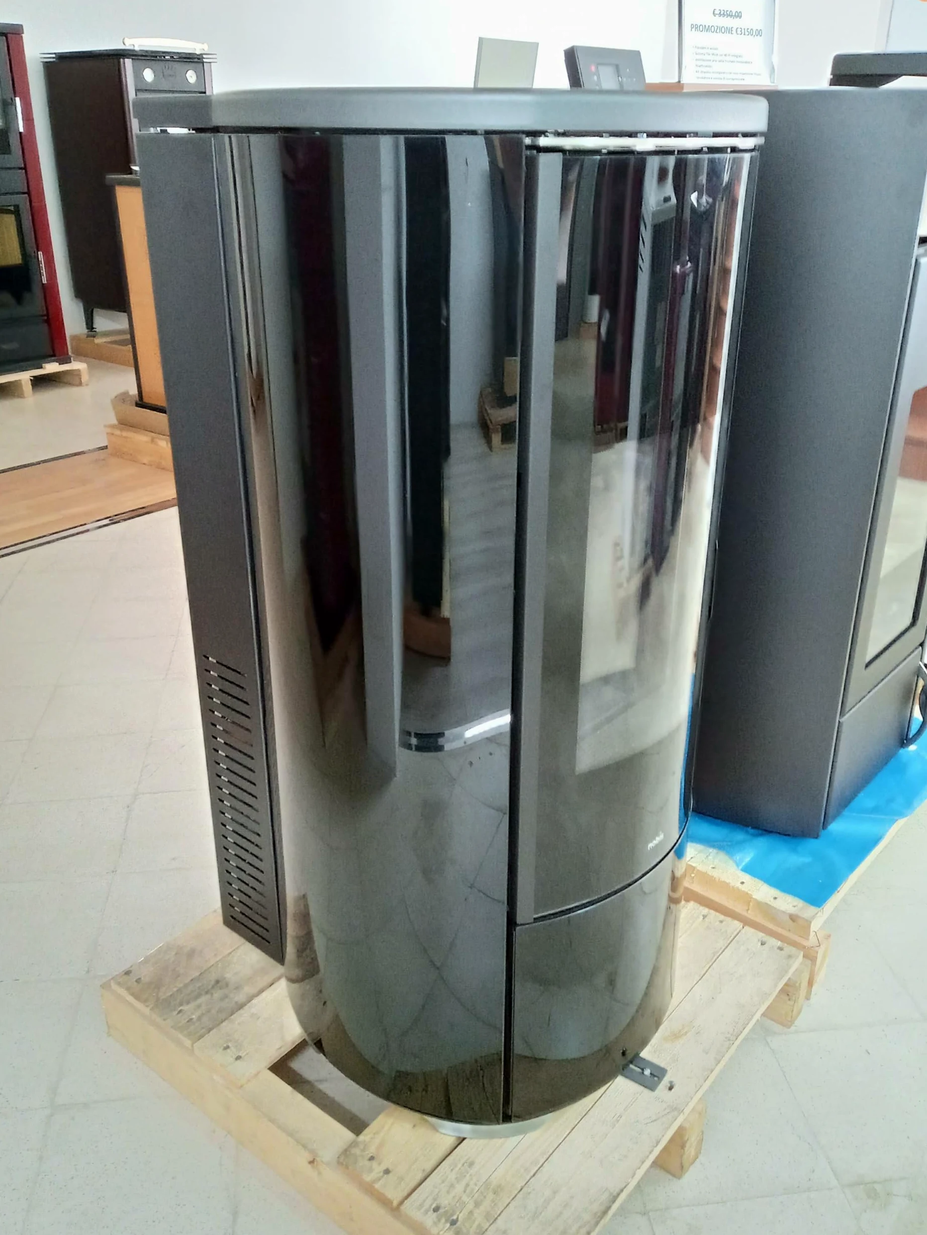 Termostufa a pellet Nobis modello H12 V Shape Glass