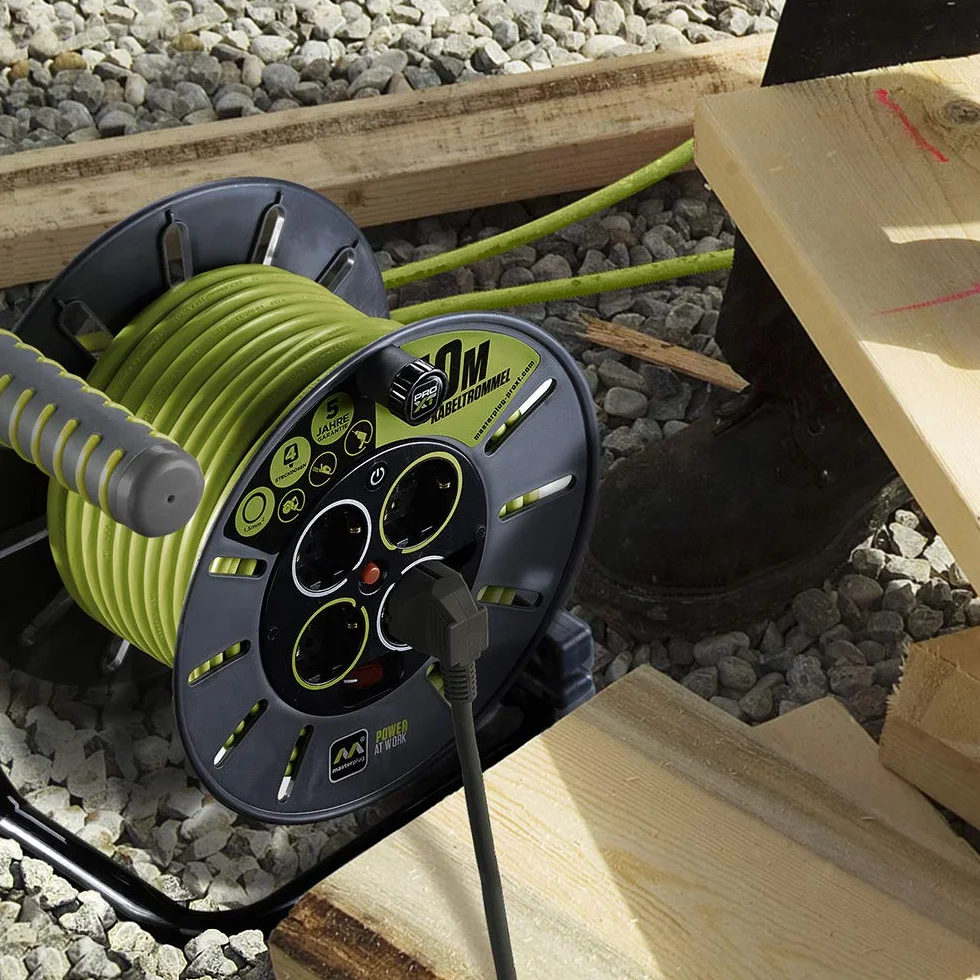 Masterplug Pro-XT Cavo di prolunga a quattro prese aperto con impugnatura di avvolgimento, taglio termico e interruttore di alimentazione, cavo ad alta visibilità da 50 metri