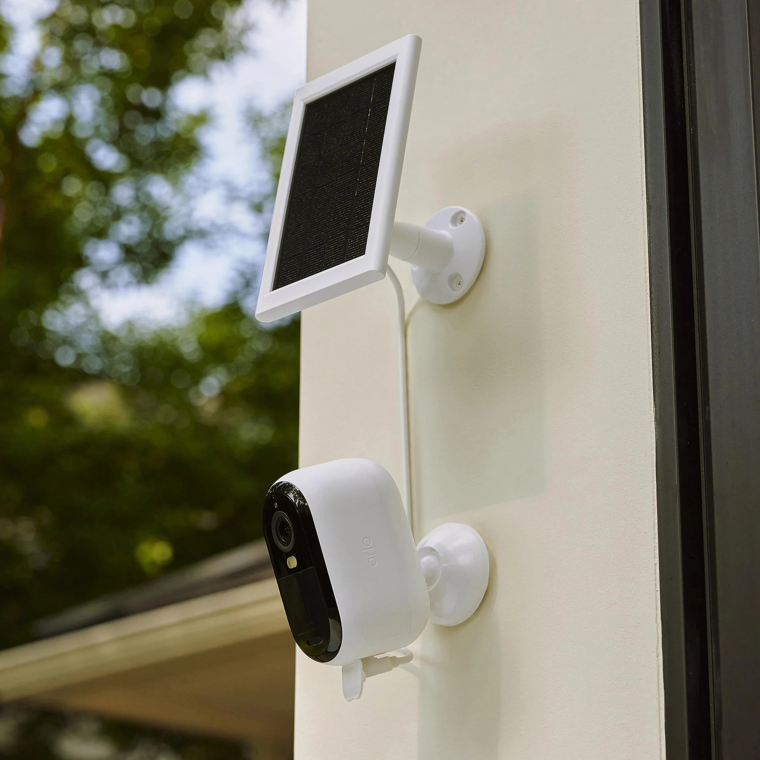 Arlo Essential 2 Pannello Solare Per Telecamera WiFi Esterno, Bianco, Compatibile Con Telecamera Arlo Essential HD +2K +XL, Pannello Solare Con Cavo Di Ricarica, Accessorio Certificato, VMA6600-10000S