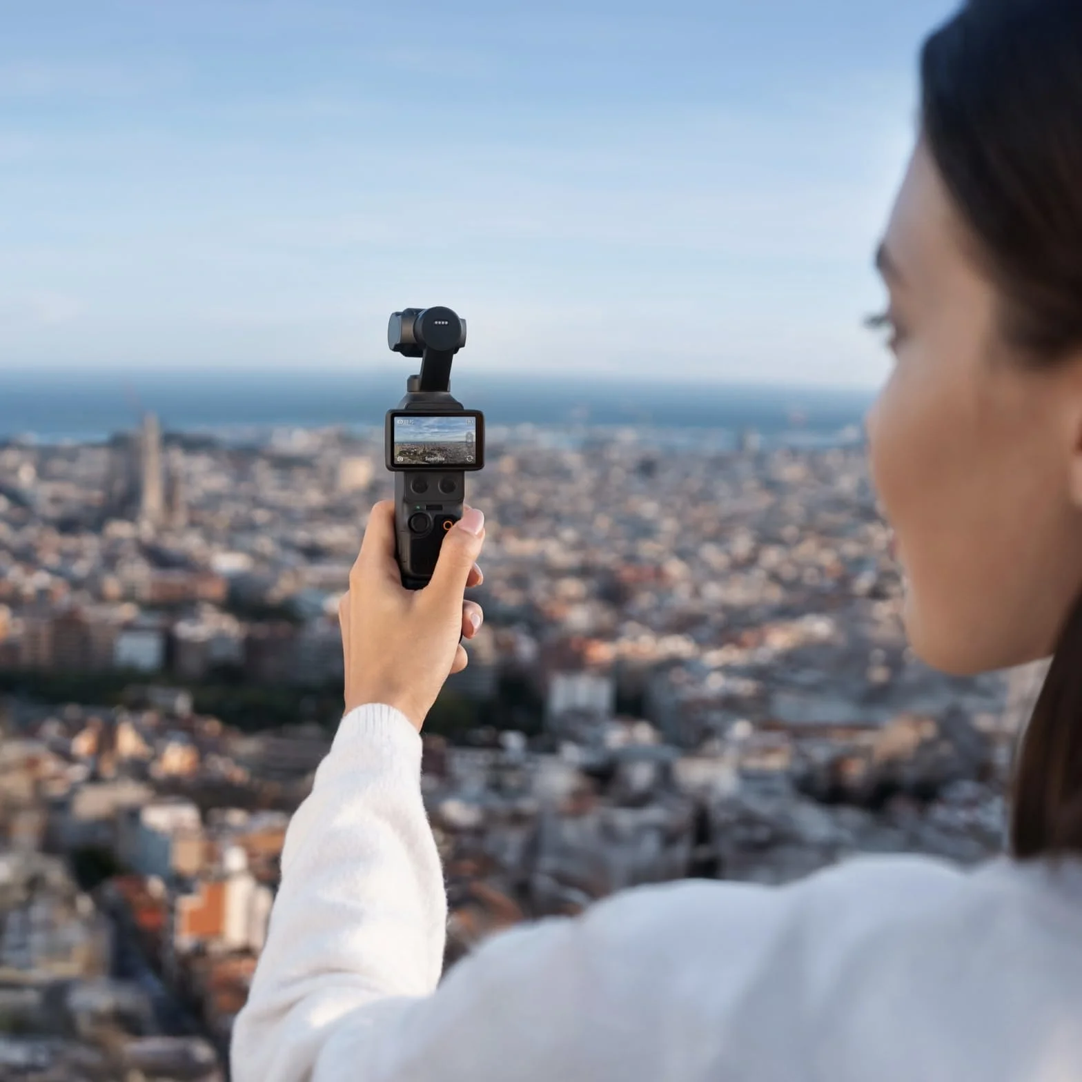 DJI Osmo Pocket 4 Combo Essential, fotocamera stabilizzata tascabile per vlog, CMOS da 1″ e 4K/240fps, 107 GB di memoria integrata (Supporto Tracolla+ Spina di ricarica)