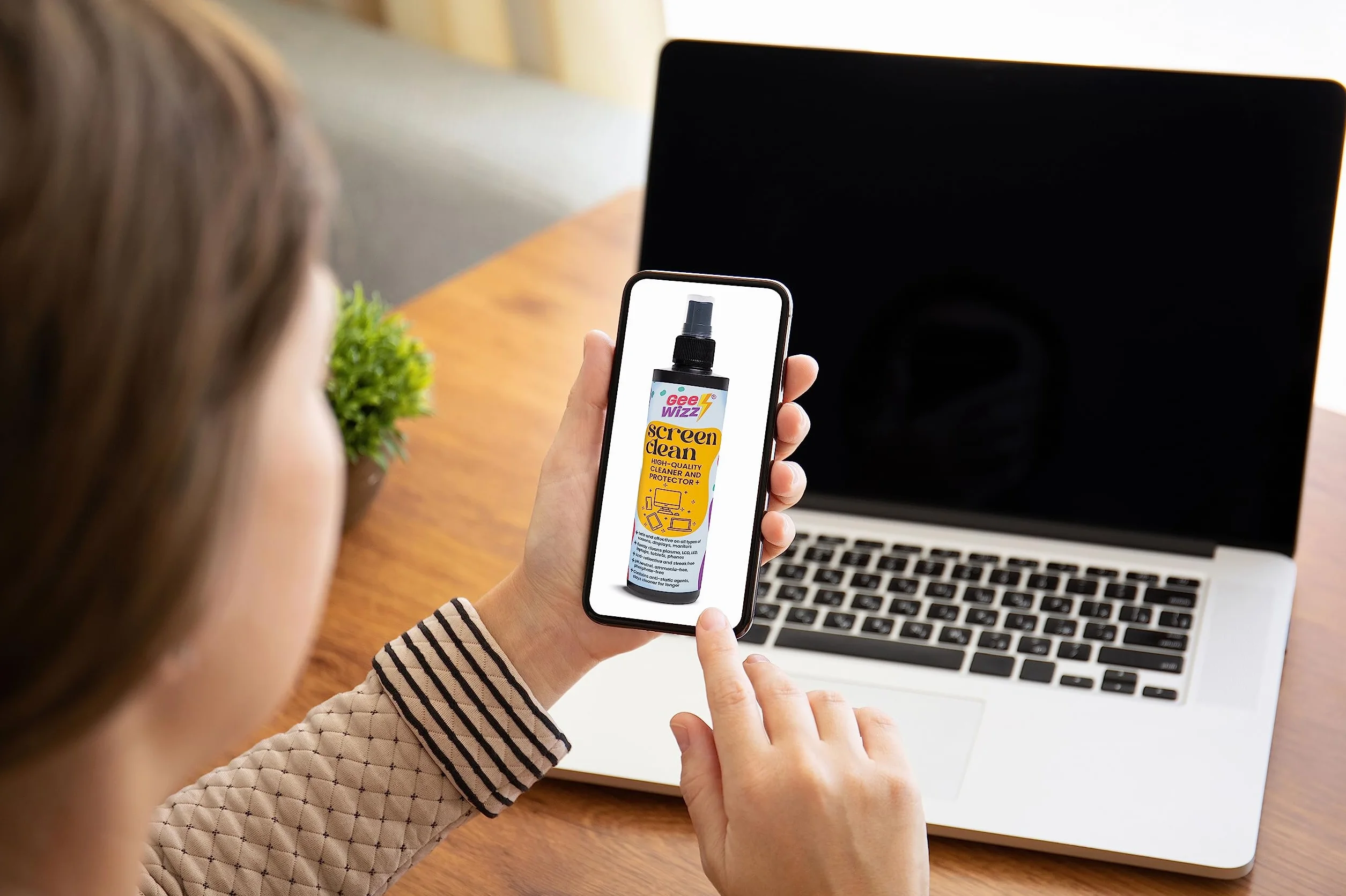 Gee-Wizz Screen Clean - Kit 250 ml Spray Pulisci Schermo con Panno Microfibra - Detergente Per Tutti Tipi di Schermo, Display, Monitor di Tutti i Dispositivi. Senza striature e Anti-Polvere