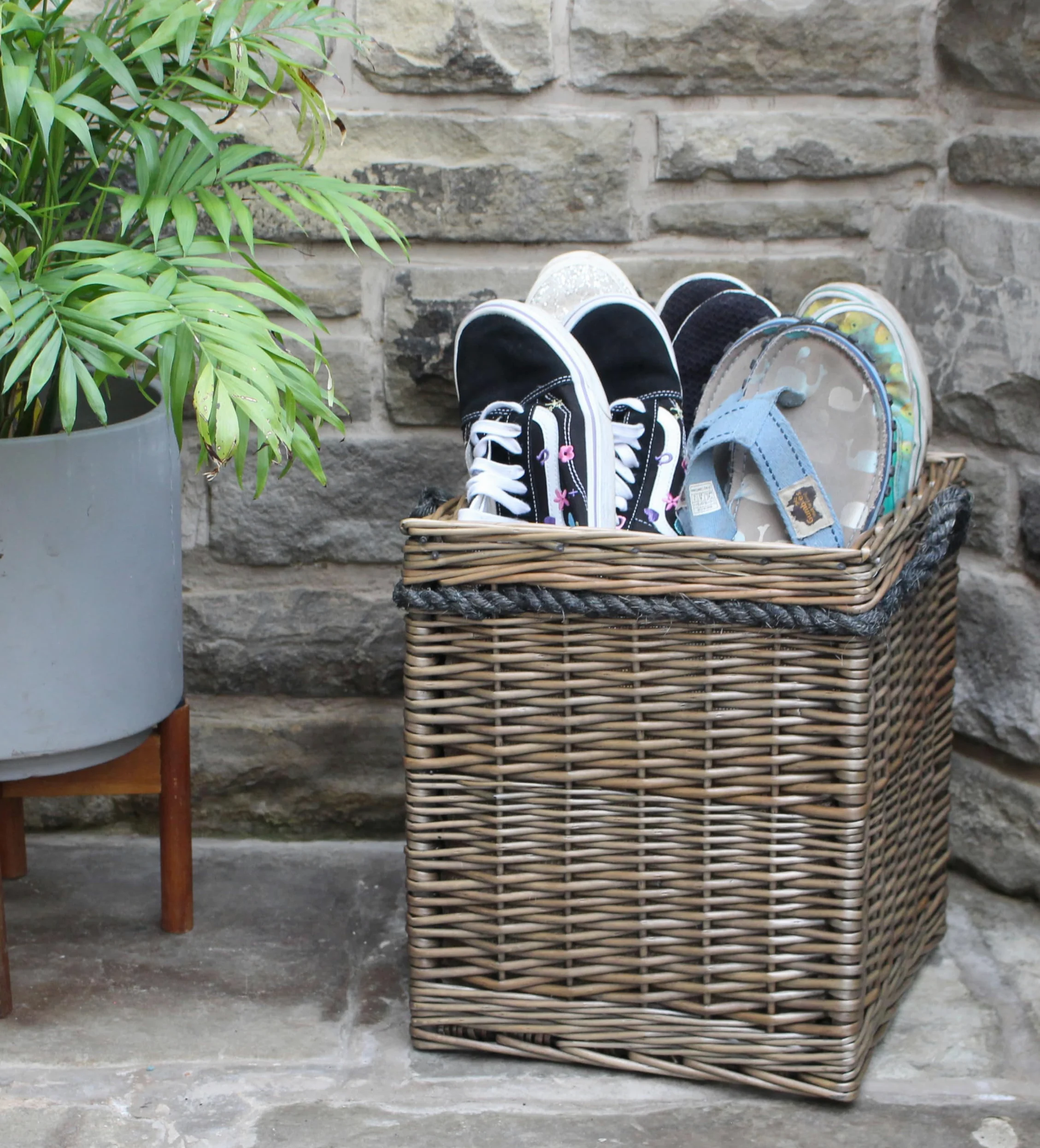 Grande cesto per legna in vimini grigio anticato, manici in corda, contenitore per legna e legna per camino, o scarpe, giocattoli, biancheria (35 litri, quadrato)