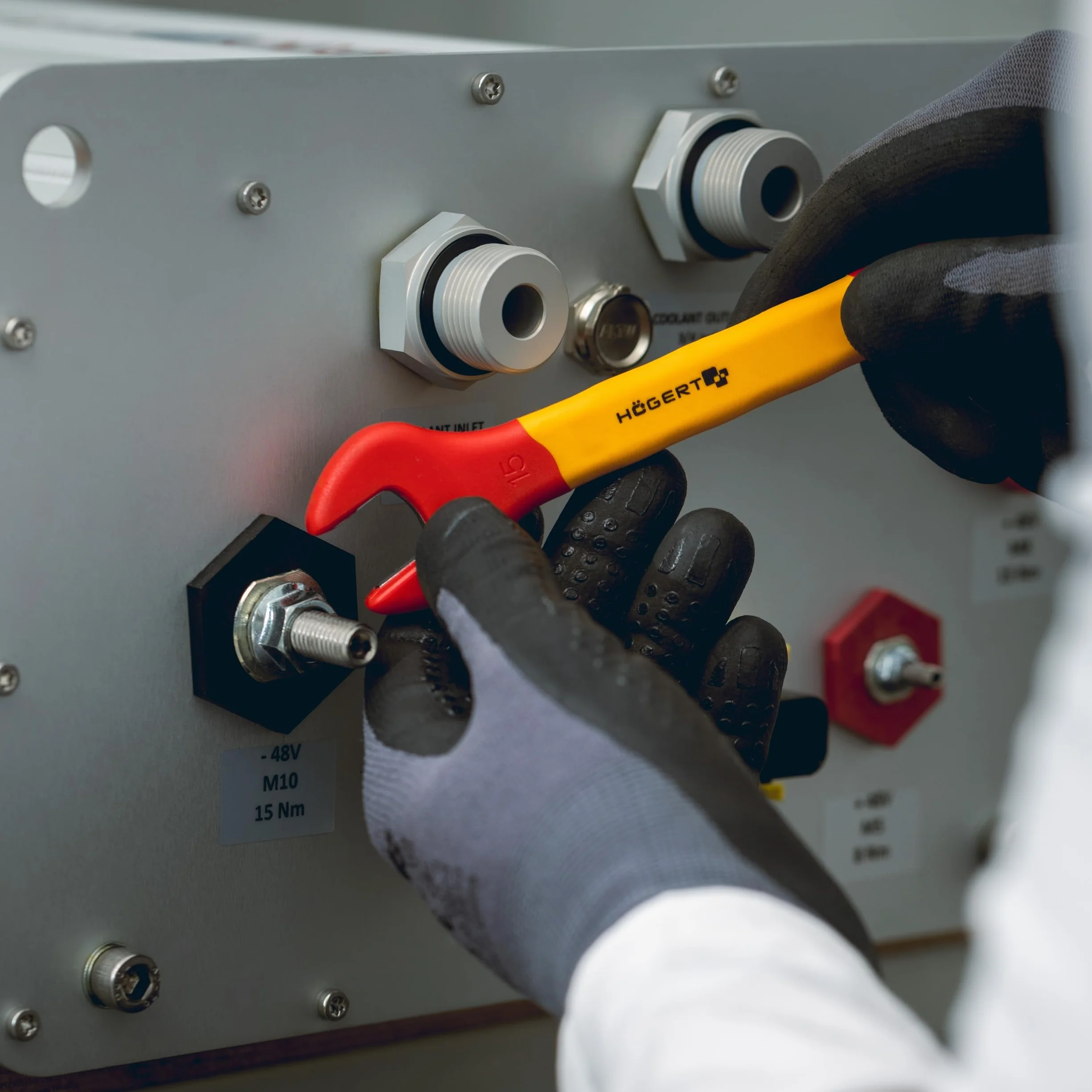 HÖGERT TECHNIK Set 25 narzędzi elektryka izolowanych 1000 V, śrubokręty płaskie i krzyżowe, szczypce, próbnik napięcia, walizka plastikowa