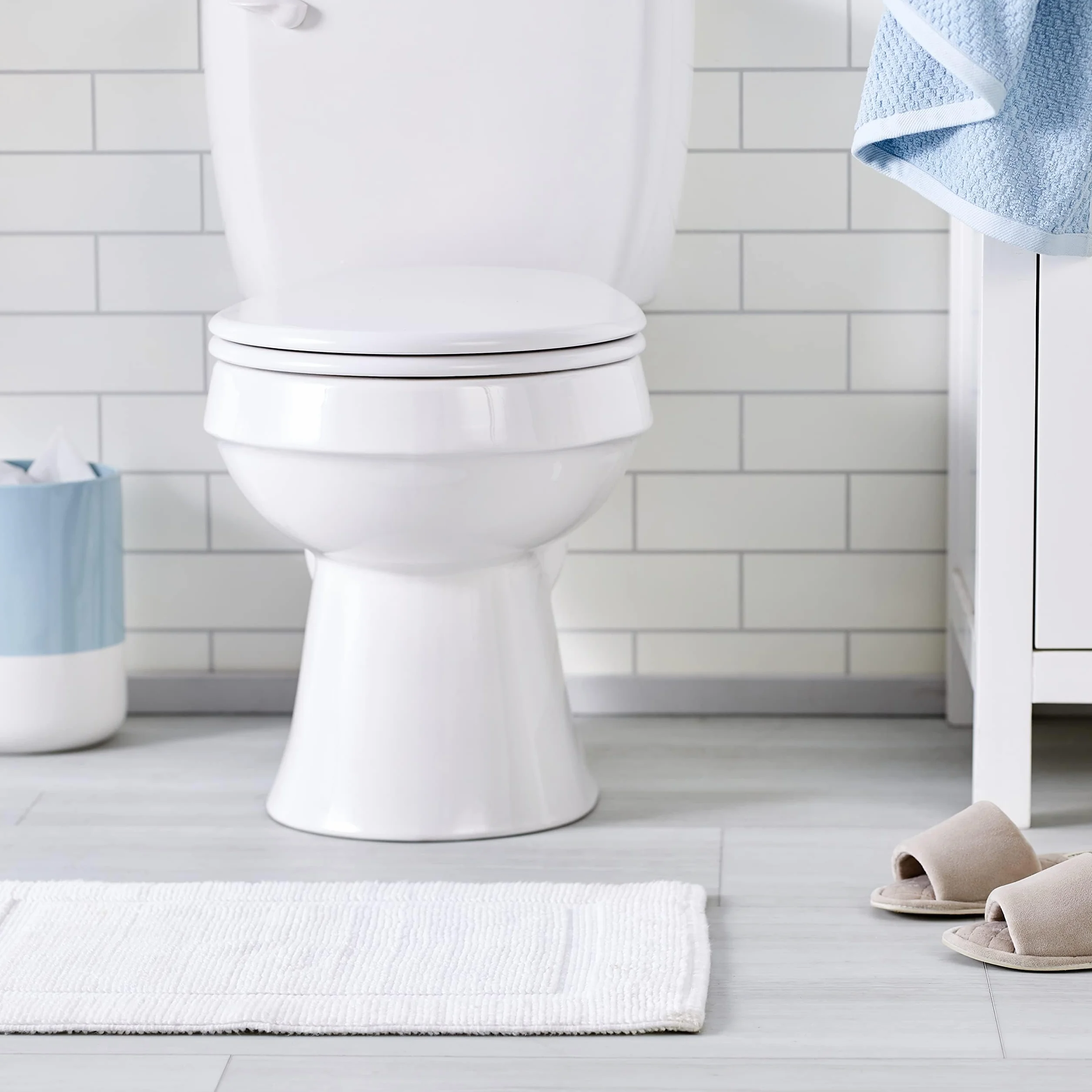 Amazon Basics Ovale Sedile WC in urea, resistente, con chiusura ammortizzata e sgancio rapido, dimensioni universali, 37 x 42.5 cm, Bianco
