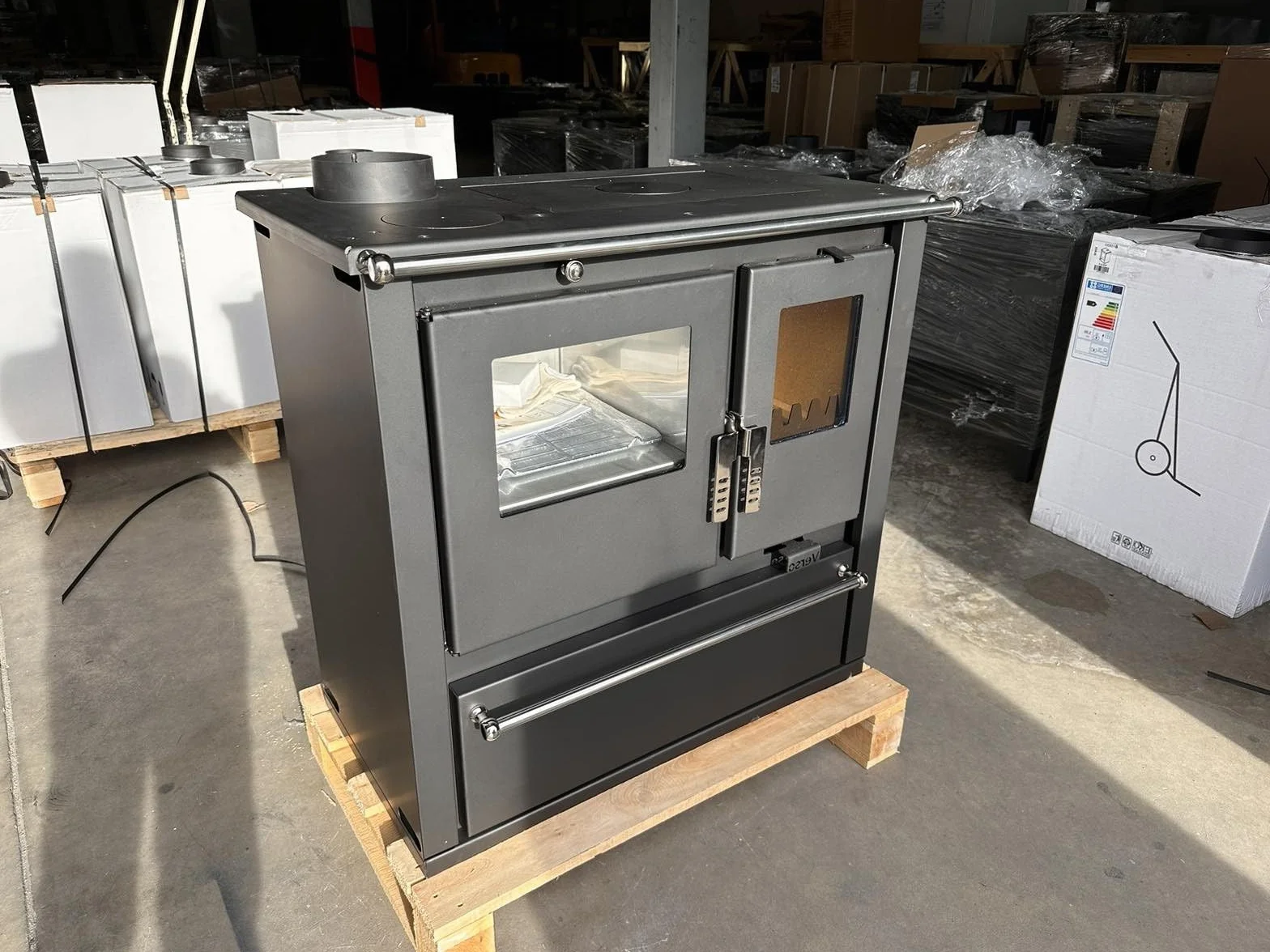 ЕЕЕК А+ Stufa a legna Verso Cs Plus Inox sinistra con 7,7 kW di potenza, ampio vano cottura e design robusto in acciaio inox [